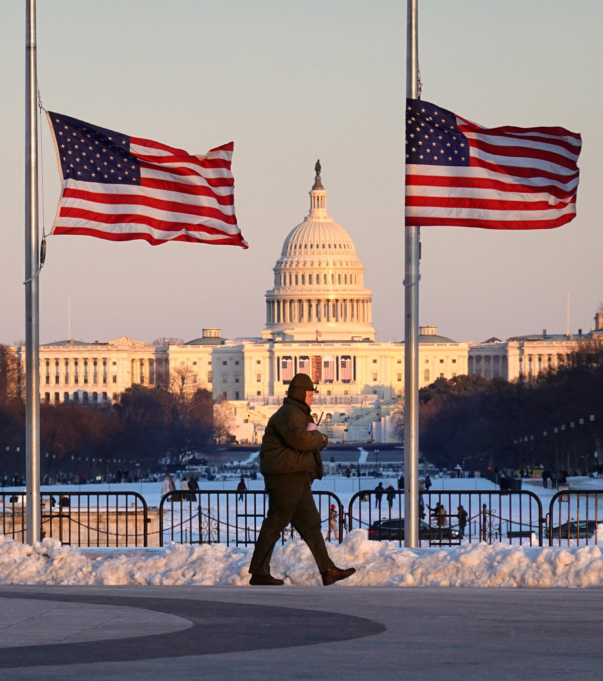 ▲도널드 트럼프 미국 대통령 취임식이 준비되고 있는 국회의사당 주변에 11일(현지시간) 성조기가 게양돼 있다. 워싱턴D.C./로이터연합뉴스