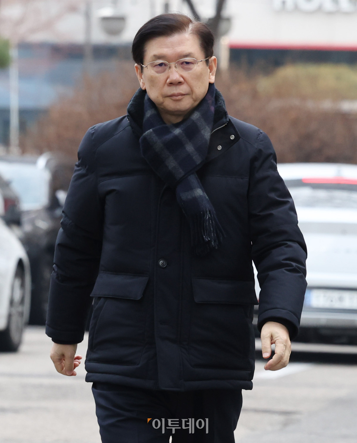 ▲박종준 전 대통령 경호처장이 13일 서울 서대문구 경찰청 국가수사본부에서 조사를 받기 위해 출석하고 있다. 이날 경찰 국가수사본부 특별수사단은 이광우 대통령경호처 경호본부장에게 오전 10시까지 특수공무집행방해 혐의로 출석해 조사를 받으라고 3차 요구서를 발송해 둔 상태다. 조현호 기자 hyunho@