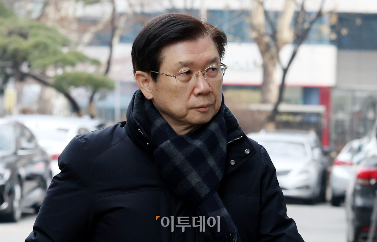 ▲박종준 전 대통령 경호처장이 13일 서울 서대문구 경찰청 국가수사본부에서 조사를 받기 위해 출석하고 있다. 이날 경찰 국가수사본부 특별수사단은 이광우 대통령경호처 경호본부장에게 오전 10시까지 특수공무집행방해 혐의로 출석해 조사를 받으라고 3차 요구서를 발송해 둔 상태다. 조현호 기자 hyunho@