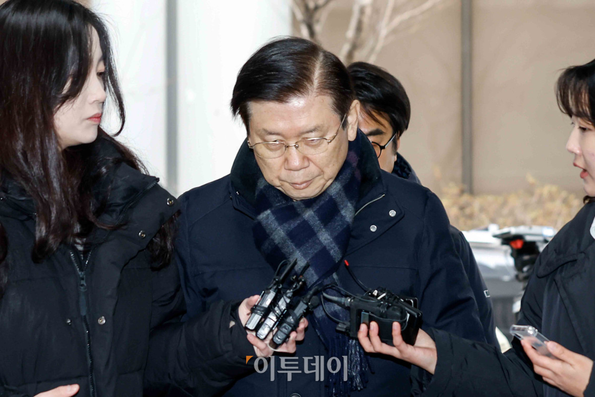 ▲박종준 전 대통령 경호처장이 13일 서울 서대문구 경찰청 국가수사본부에서 조사를 받기 위해 출석하고 있다. 이날 경찰 국가수사본부 특별수사단은 이광우 대통령경호처 경호본부장에게 오전 10시까지 특수공무집행방해 혐의로 출석해 조사를 받으라고 3차 요구서를 발송해 둔 상태다. 조현호 기자 hyunho@