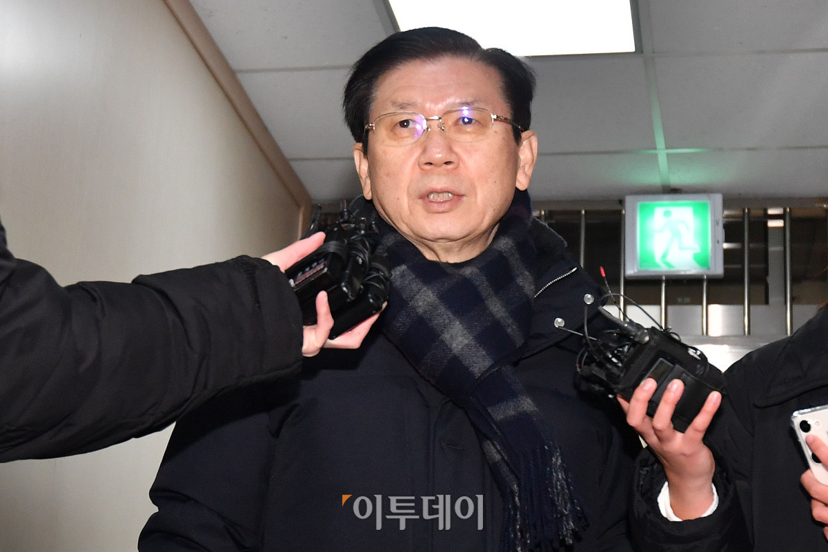 ▲박종준 전 대통령 경호처장이 13일 서울 서대문구 경찰청 국가수사본부에서 조사를 받기 위해 출석하고 있다. 이날 경찰 국가수사본부 특별수사단은 이광우 대통령경호처 경호본부장에게 오전 10시까지 특수공무집행방해 혐의로 출석해 조사를 받으라고 3차 요구서를 발송해 둔 상태다. 조현호 기자 hyunho@