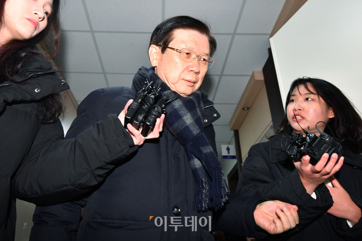 ▲박종준 전 대통령 경호처장이 13일 서울 서대문구 경찰청 국가수사본부에서 조사를 받기 위해 출석하고 있다. 이날 경찰 국가수사본부 특별수사단은 이광우 대통령경호처 경호본부장에게 오전 10시까지 특수공무집행방해 혐의로 출석해 조사를 받으라고 3차 요구서를 발송해 둔 상태다. 조현호 기자 hyunho@