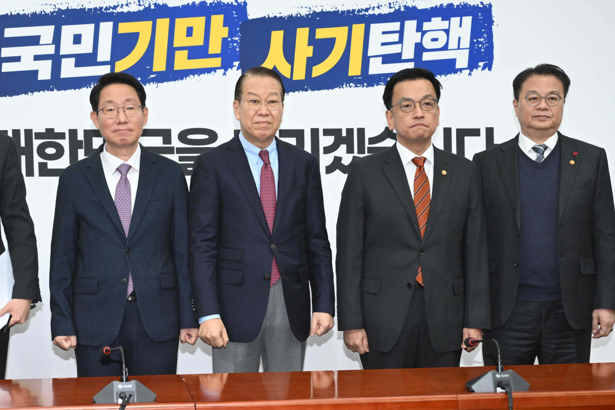 ▲최상목(오른쪽 두번째) 대통령 권한대행 부총리 겸 기획재정부 장관과 권영세(왼쪽 두번째) 국민의힘 비상대책위원장이 13일 오전 서울 여의도 국회에서 면담에 앞서 기념촬영을 하고있다. 국회사진취재단