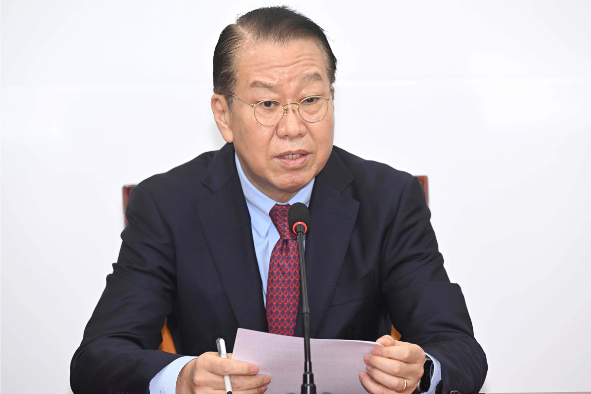 ▲권영세 국민의힘 비상대책위원장이 13일 서울 여의도 국회를 찾은 최상목 대통령 권한대행 부총리 겸 기획재정부 장관과 면담하며 발언하고 있다. 국회사진취재단