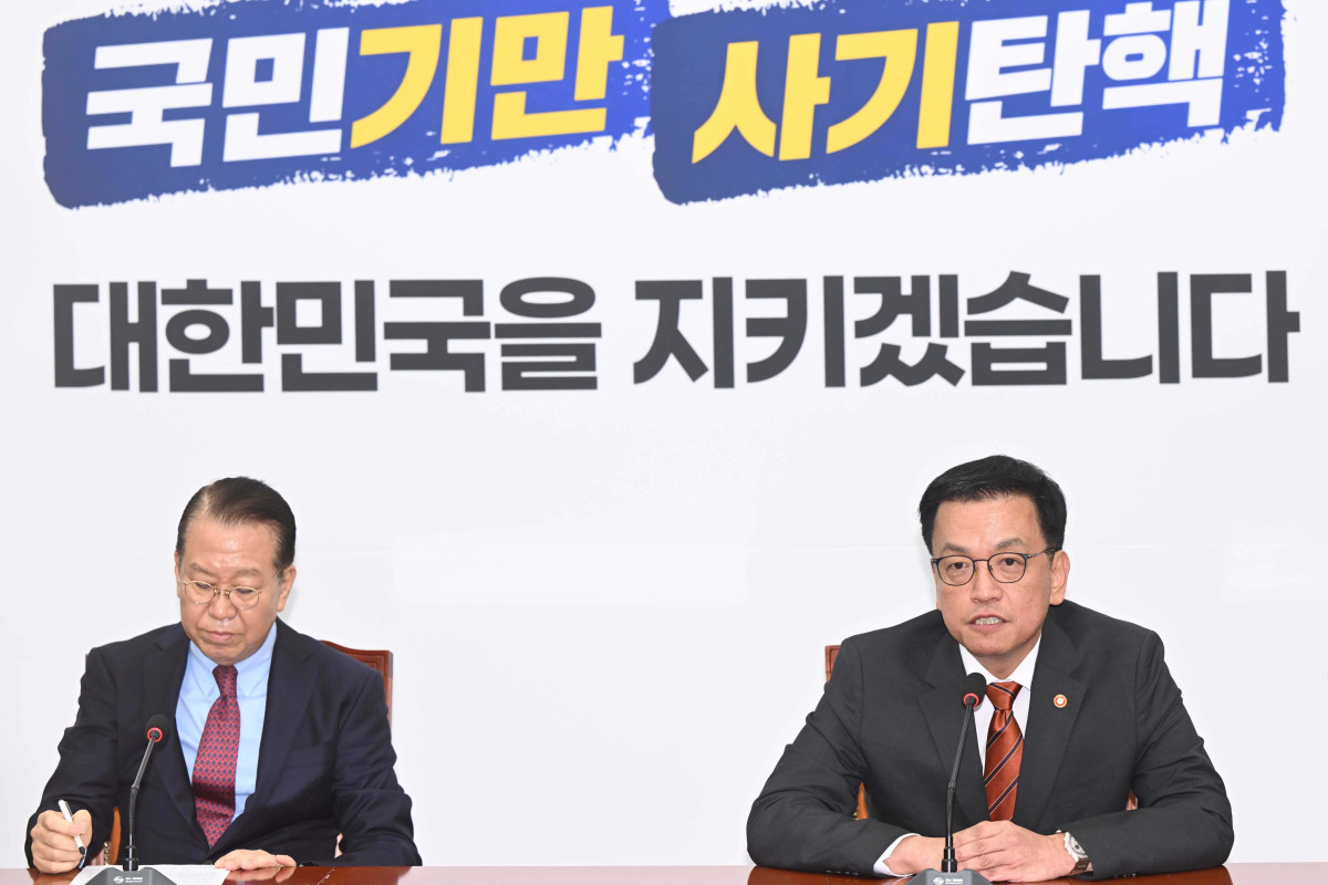 ▲최상목 대통령 권한대행 부총리 겸 기획재정부 장관이 13일 서울 여의도 국회에서 권영세 국민의힘 비상대책위원장과 면담하며 발언하고 있다. 국회사진취재단