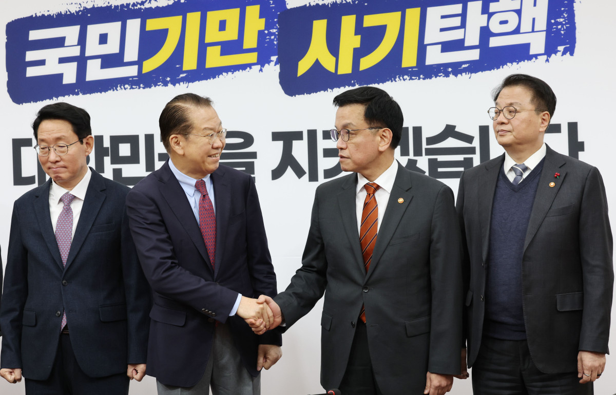 ▲최상목 대통령 권한대행 부총리 겸 기획재정부 장관이 13일 서울 여의도 국회에서 국민의힘 권영세 비상대책위원장을 만나 악수하고 있다. 왼쪽부터 국민의힘 김상훈 정책위의장, 권 비대위원장, 최 권한대행, 방기선 국무조정실장. 국회사진취재단