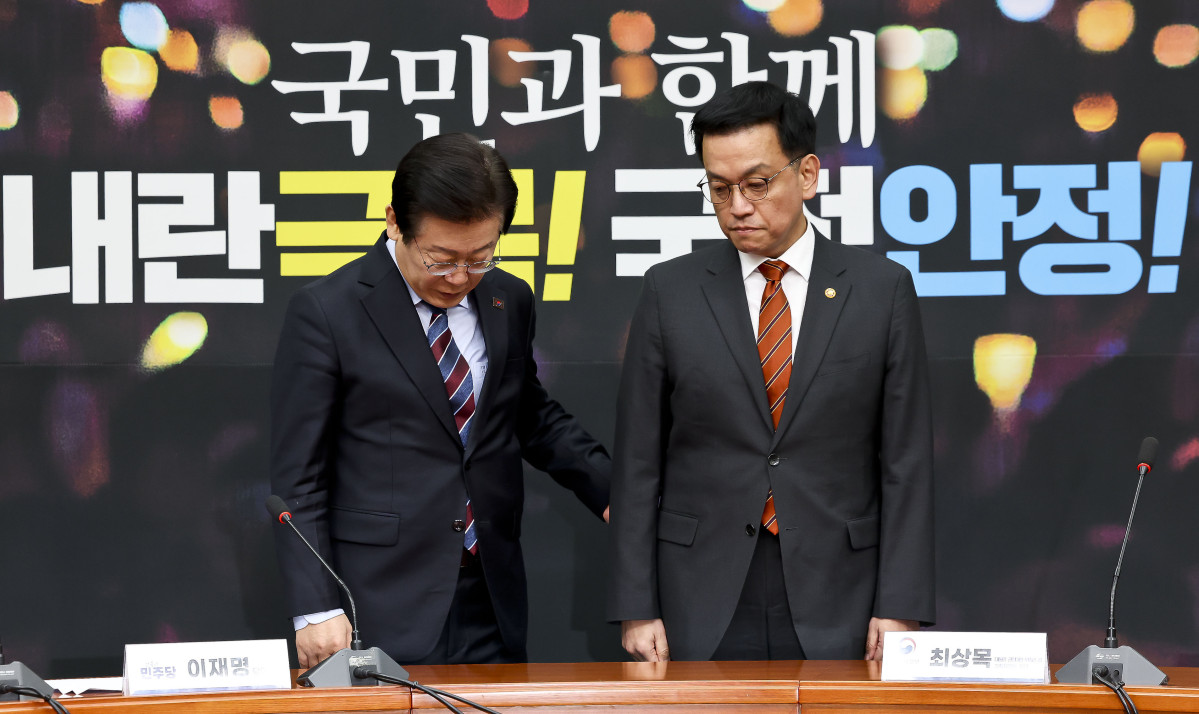 ▲최상목 대통령 권한대행 부총리 겸 기획재정부 장관과 더불어민주당 이재명 대표가 13일 서울 여의도 국회에서 만나 기념촬영을 하고 있다. 국회사진취재단