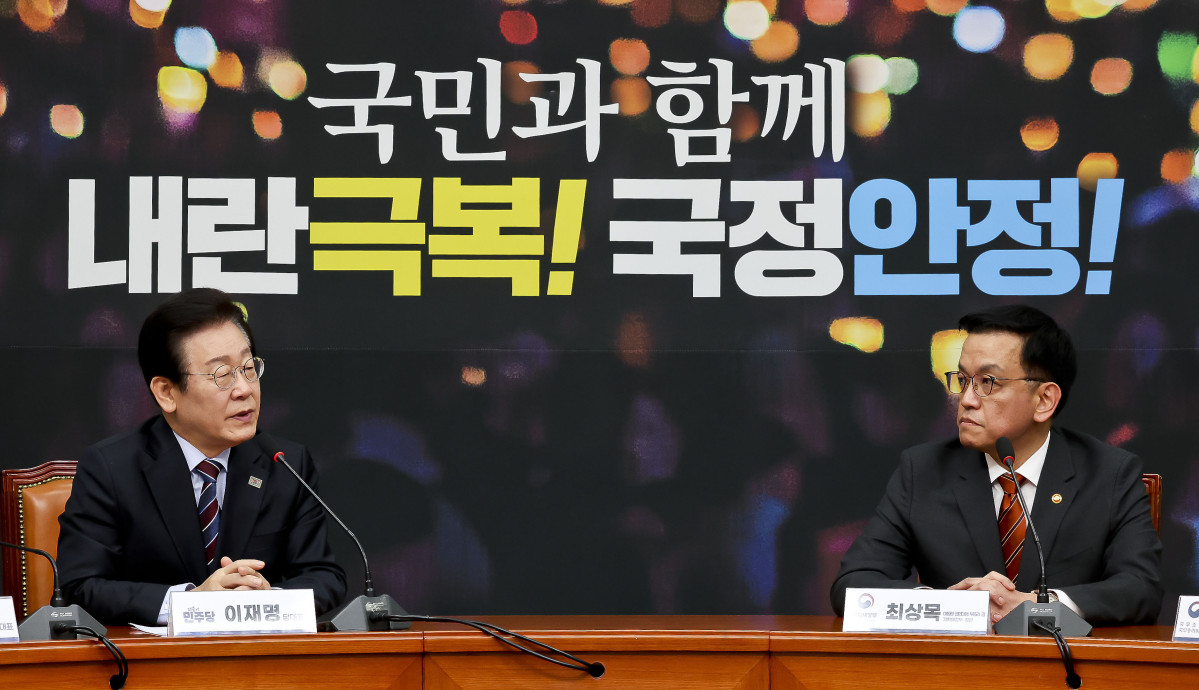 ▲최상목 대통령 권한대행 부총리 겸 기획재정부 장관과 더불어민주당 이재명 대표가 13일 서울 여의도 국회에서 만나 악수하고 있다. 국회사진취재단