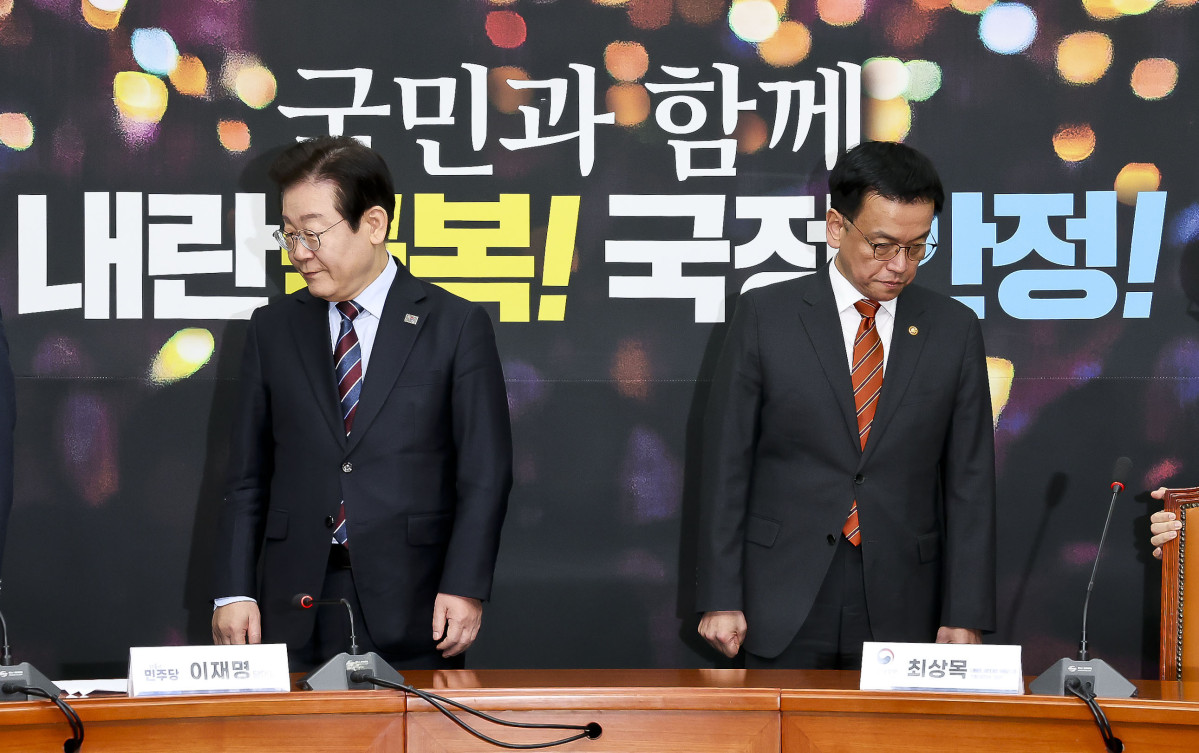 ▲최상목 대통령 권한대행 부총리 겸 기획재정부 장관과 더불어민주당 이재명 대표가 13일 서울 여의도 국회에서 만나 기념촬영을 마친 뒤 자리로 향하고 있다. 국회사진취재단