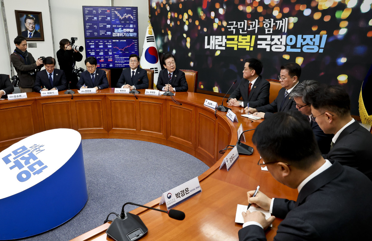 ▲더불어민주당 이재명 대표가 13일 서울 여의도 국회에서 최상목 대통령 권한대행 부총리 겸 기획재정부 장관을 접견하며 발언하고 있다. 국회사진취재단