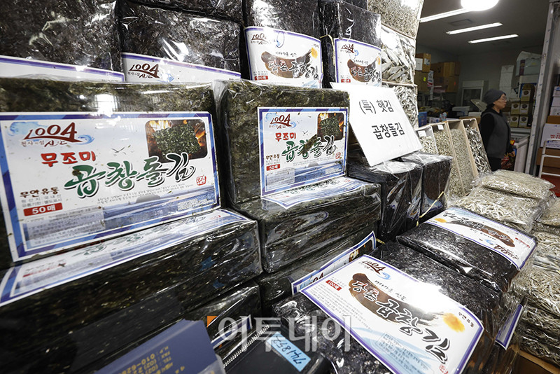 ▲13일 서울 노량진 수산시장에 김이 진열돼 있다. 한국농수산식품유통공사 가격정보 사이트에 따르면 마른김(중품) 10장 평균 소매가격은 지난 10일 기준 1562원이다. 한 장에 150원을 돌파한 것이다. 마른김 평균 소매가격은 1년 전 10장에 1054원으로, 한 장에 100원꼴이었다. 1년 사이 가격이 48% 올라 장당 50원 비싸진 셈이다. 고이란 기자 photoeran@