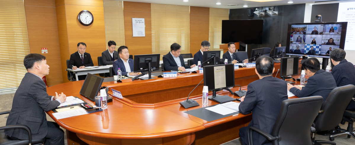 ▲이정복 한국서부발전 사장(왼쪽)이 충남 태안 본사에서 '2025년 제1차 혁신 공유대회'를 진행하고 있다. (사진제공=한국서부발전)