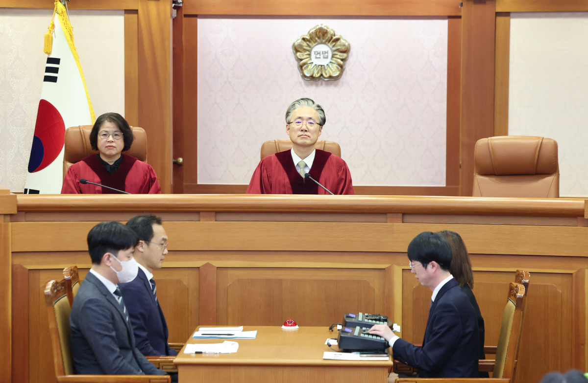 ▲김복형 헌법재판관(왼쪽)과 김형두 헌법재판관이 13일 오후 서울 종로구 헌법재판소 소심판정에서 열린 한덕수 국무총리 탄핵심판 첫 변론준비기일에 참석해 앉아 있다. 신태현 기자 holjjak@