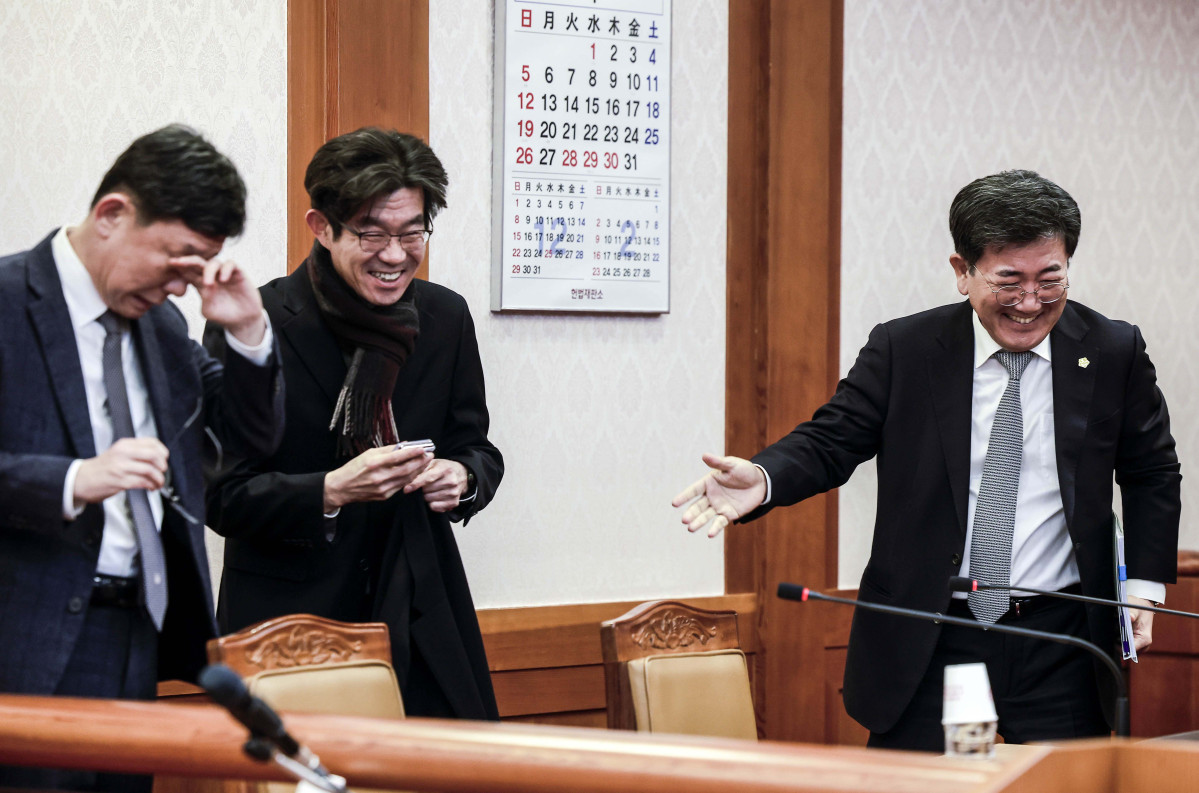 ▲13일 서울 종로구 헌법재판소에서 열린 한덕수 국무총리 탄핵심판 첫 변론준비기일에서 한덕수 국무총리 측 변호인단(오른쪽)과 국회 측 변호인단이 인사를 나누고 있다. 신태현 기자 holjjak@