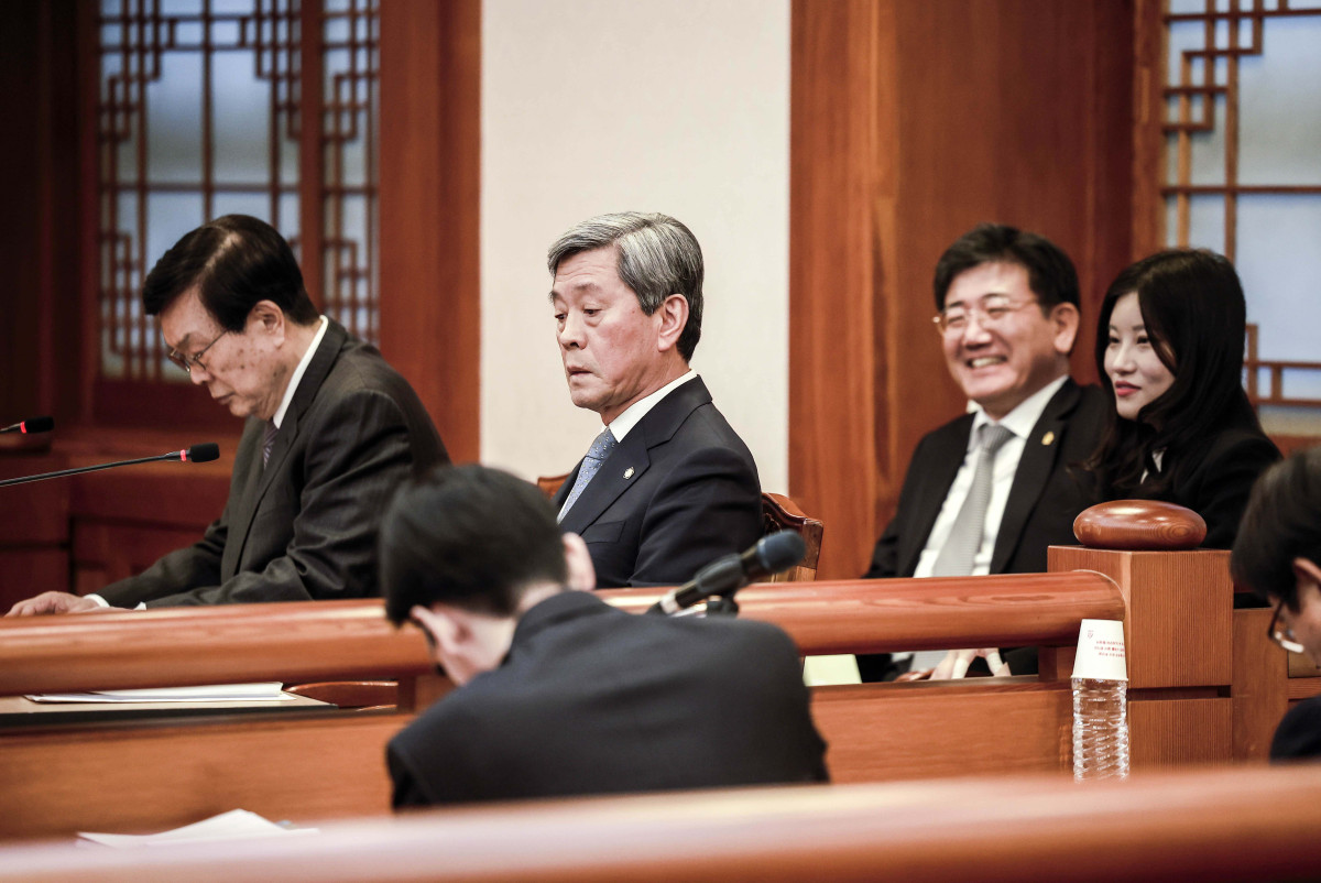 ▲13일 서울 종로구 헌법재판소에서 열린 한덕수 국무총리 탄핵심판 첫 변론준비기일에서 한덕수 국무총리 측 변호인단이 자리에 앉아 있다. 신태현 기자 holjjak@
