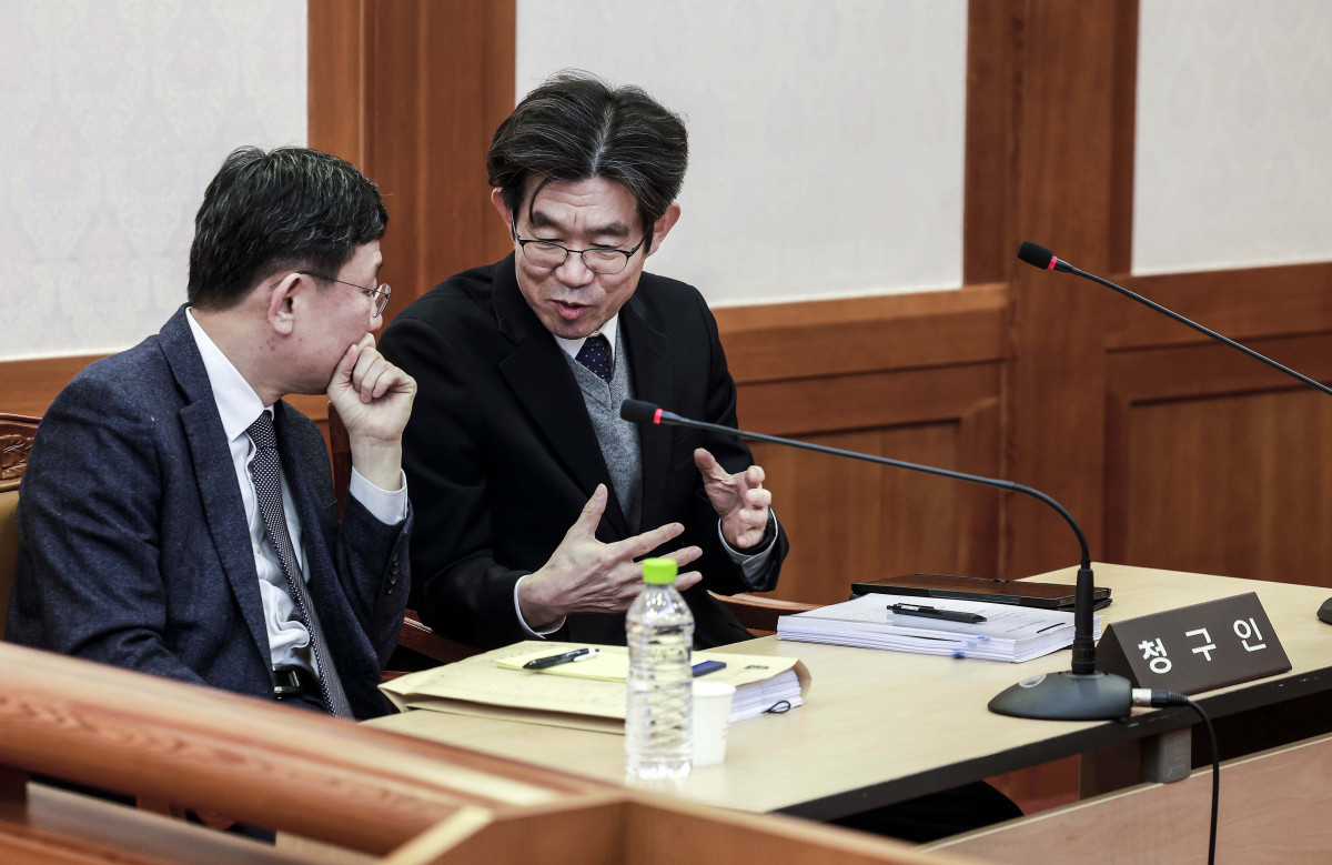 ▲13일 서울 종로구 헌법재판소에서 열린 한덕수 국무총리 탄핵심판 첫 변론준비기일에서 국회 측 변호인단이 자리에 앉아 있다. 신태현 기자 holjjak@