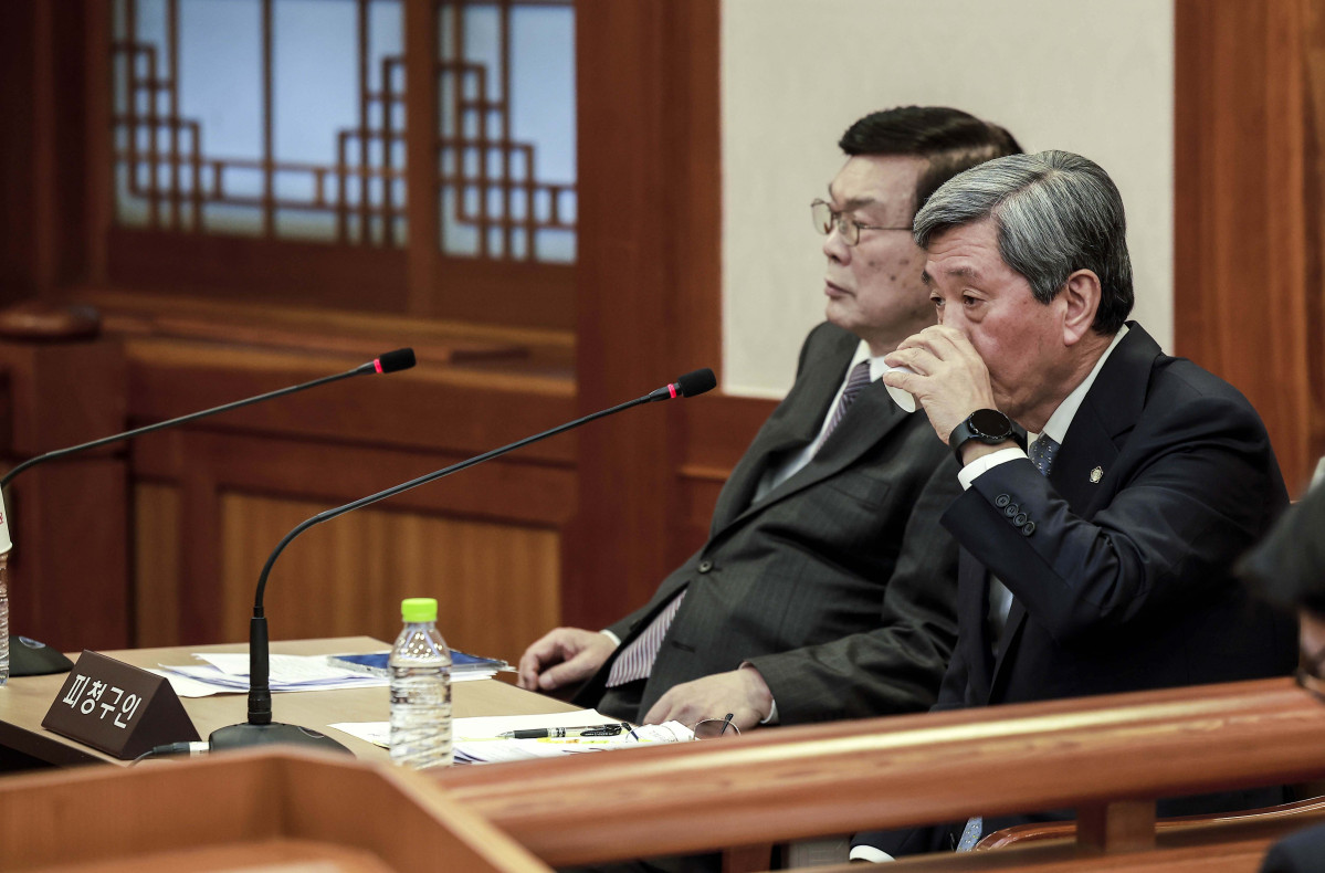 ▲13일 서울 종로구 헌법재판소에서 열린 한덕수 국무총리 탄핵심판 첫 변론준비기일에서 한덕수 국무총리 측 변호인단이 물을 마시고 있다. 신태현 기자 holjjak@