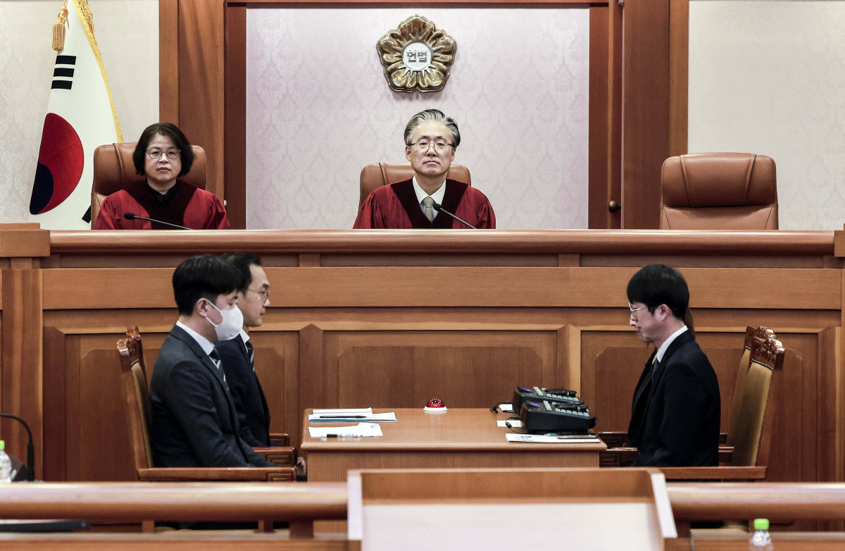 ▲김형두(가운데), 김복형 헌법재판관이 13일 서울 종로구 헌법재판소에서 열린 한덕수 국무총리 탄핵심판 첫 변론준비기일에 참석해 자리에 앉아 있다. 신태현 기자 holjjak@