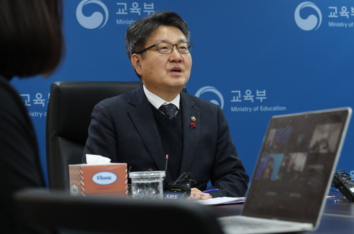 ▲오석환 교육부 차관이 8일 오후 서울 영등포구 여의도 한국교육시설안전원에서 열린 ' 2025학년도 등록금 관련 거점국립대학총장 협의회' 영상회의에서 모두발언을 하고 있다. (뉴시스)