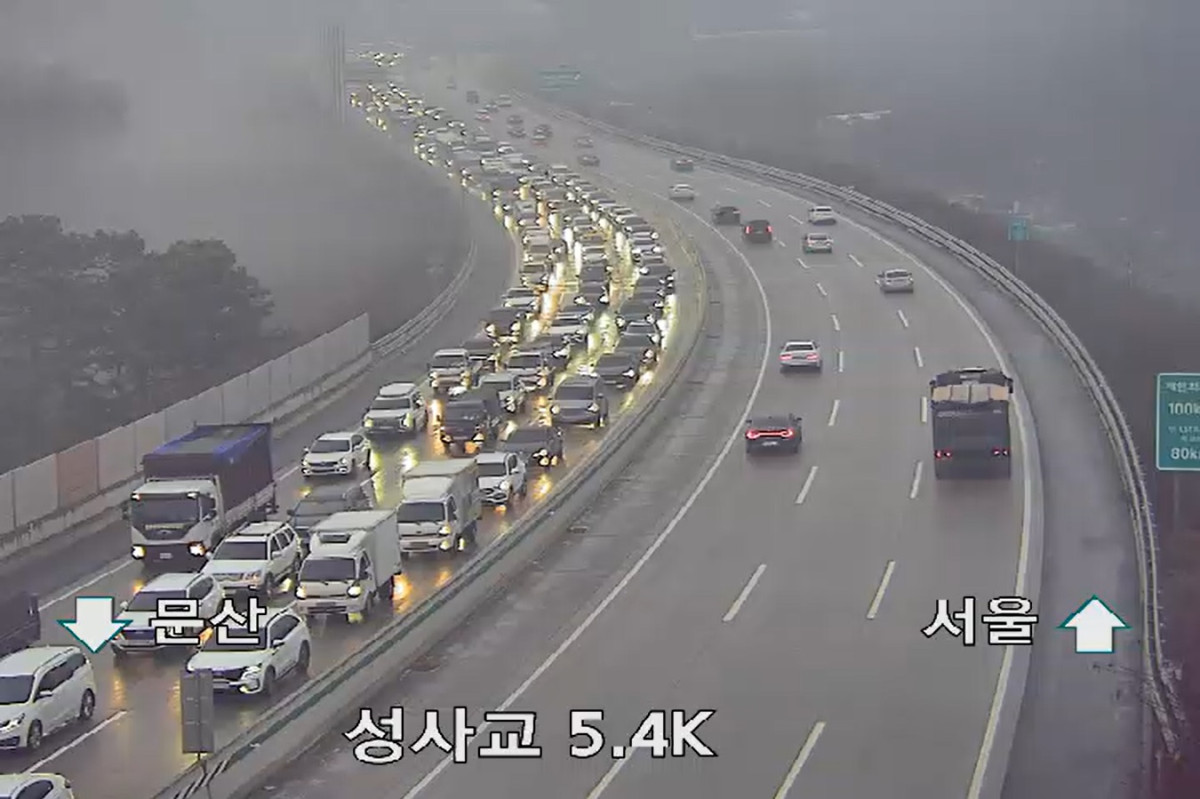 ▲14일 정체된 서울문산고속도로. (출처=경찰청 도시교통정보센터/연합뉴스)