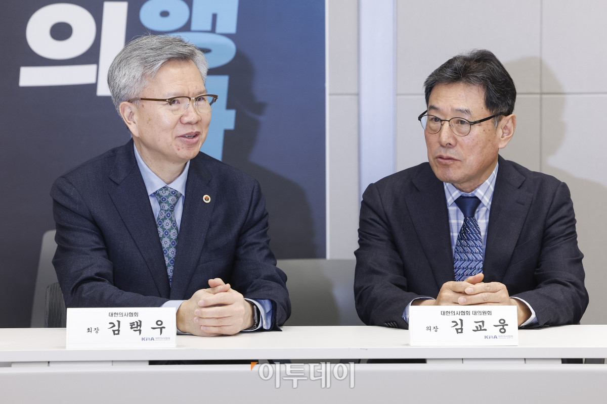 ▲김택우(왼쪽) 대한의사협회 신임 회장이 14일 서울 용산구 대한의사협회에서 열린 대한의사협회 제43대 회장 취임식에서 김교웅 대한의사협회 대의원회 의장과 대화를 하고 있다. 조현호 기자 hyunho@