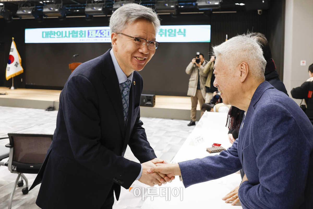 ▲김택우(왼쪽) 대한의사협회 신임 회장이 14일 서울 용산구 대한의사협회에서 열린 대한의사협회 제43대 회장 취임식에 참석하며 참석자들과 인사를 하고 있다. 조현호 기자 hyunho@