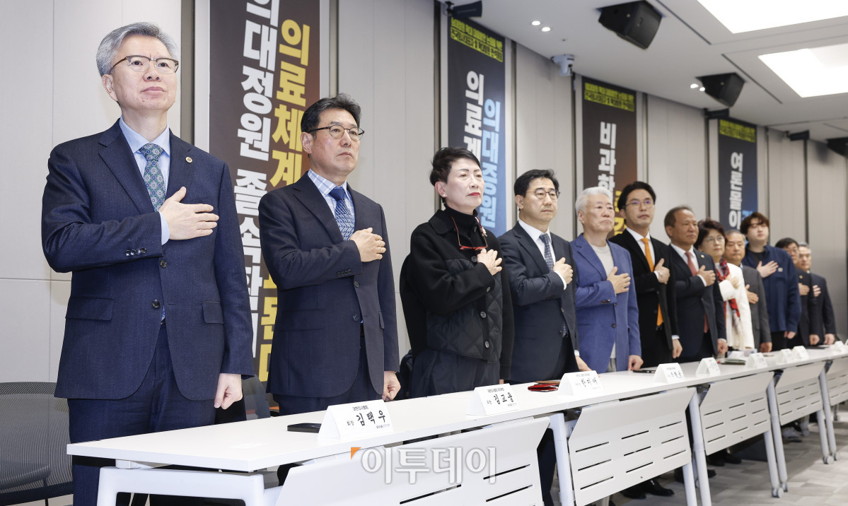 ▲김택우 대한의사협회 신임 회장 등 참석자들이 14일 서울 용산구 대한의사협회에서 열린 대한의사협회 제43대 회장 취임식에서 국민의례를 하고 있다. 조현호 기자 hyunho@