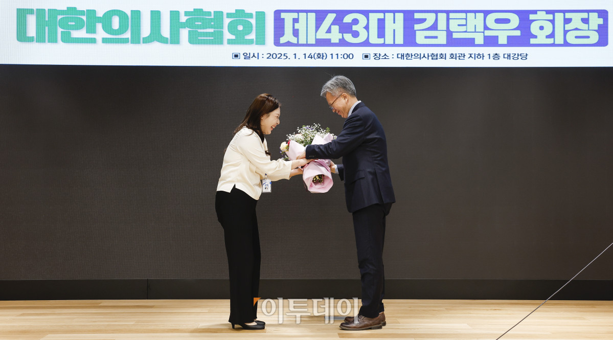 ▲김택우(오른쪽) 대한의사협회 신임 회장이 14일 서울 용산구 대한의사협회에서 열린 대한의사협회 제43대 회장 취임식에서 직원에게 꽃다발을 전달 받고 있다. 조현호 기자 hyunho@