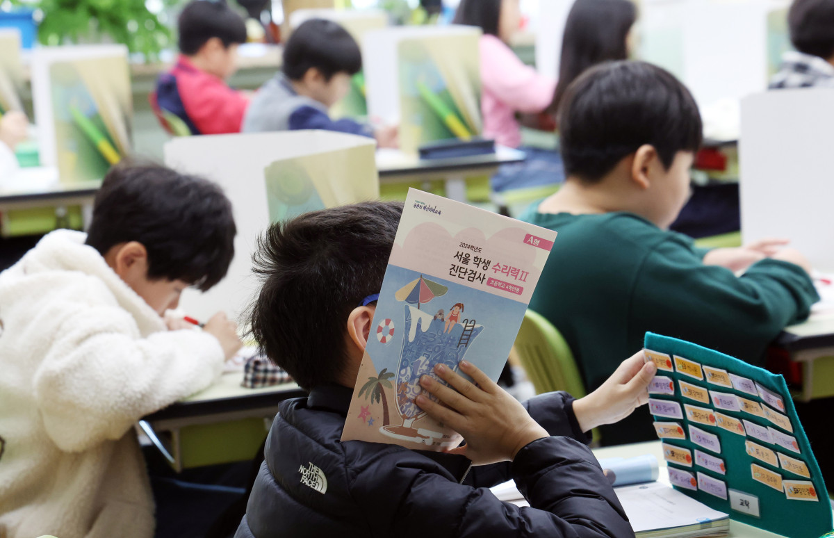 ▲서울학생 문해력·수리력 진단검사가 실시된 5일 오전 서울 양천구 정목초등학교에서 4학년 학생들이 시험을 치르고 있다. (뉴시스)