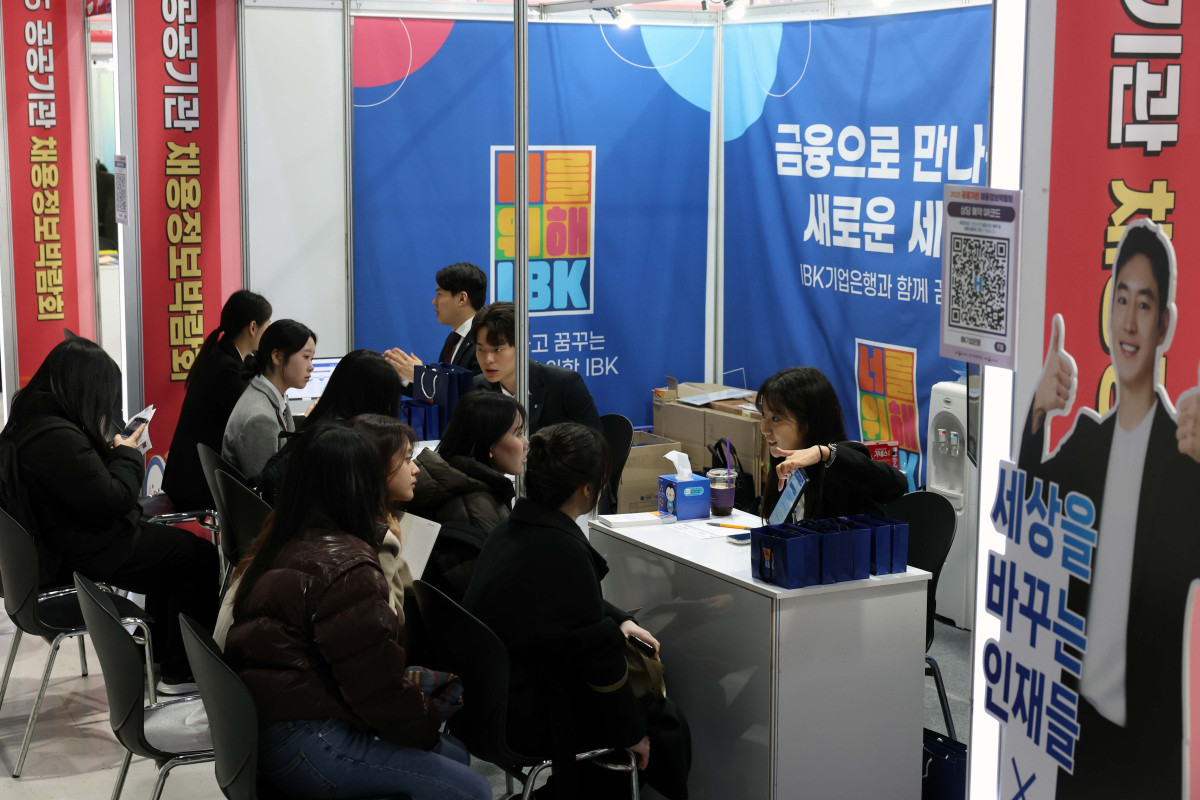 ▲14일 서울 서초구 aT센터에서 열린 ‘2025 공공기관 채용정보박람회’에서 구직자들이 채용상담을 받고 있다. 공공기관 채용정보박람회는 공공기관 취업 준비생들에게 채용 관련 정보 및 취업비결 등을 체계적으로 제공하기 위한 행사로 올해엔 143개 기관이 참여했다. 신태현 기자 holjjak@