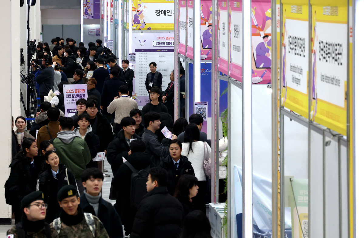 ▲14일 서울 서초구 aT센터에서 열린 ‘2025 공공기관 채용정보박람회’ 행사장이 구직자들로 붐비고 있다. 공공기관 채용정보박람회는 공공기관 취업 준비생들에게 채용 관련 정보 및 취업비결 등을 체계적으로 제공하기 위한 행사로 올해엔 143개 기관이 참여했다. 신태현 기자 holjjak@