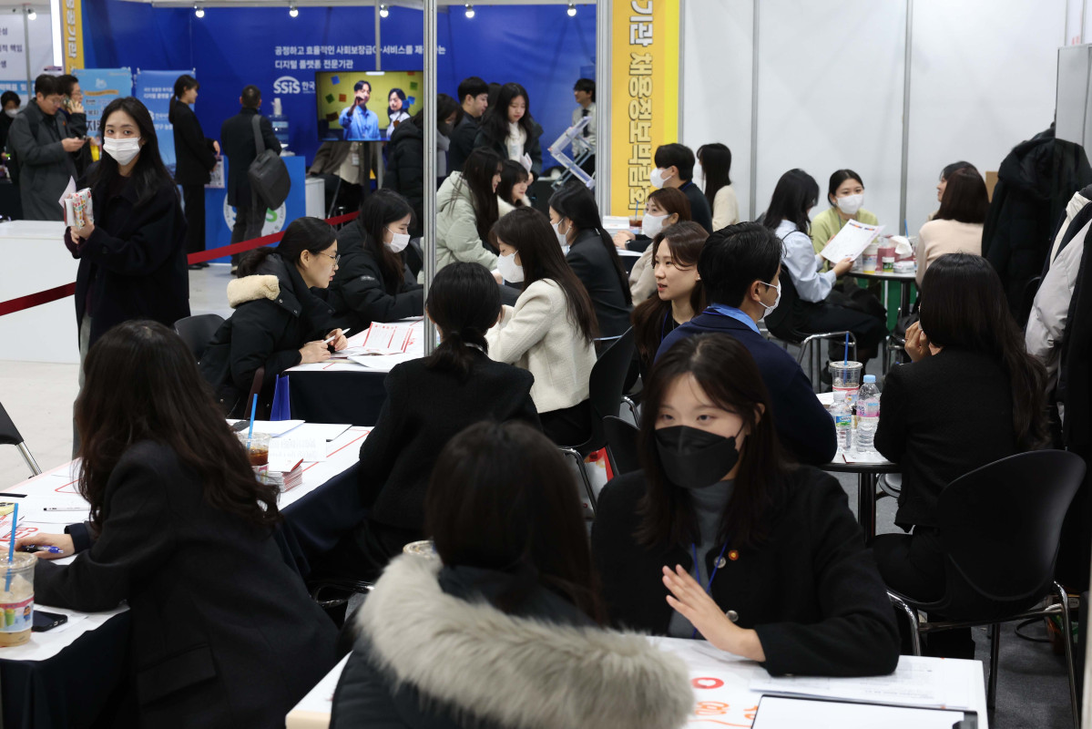 ▲14일 서울 서초구 aT센터에서 열린 ‘2025 공공기관 채용정보박람회’에서 구직자들이 채용상담을 받고 있다. 공공기관 채용정보박람회는 공공기관 취업 준비생들에게 채용 관련 정보 및 취업비결 등을 체계적으로 제공하기 위한 행사로 올해엔 143개 기관이 참여했다. 신태현 기자 holjjak@