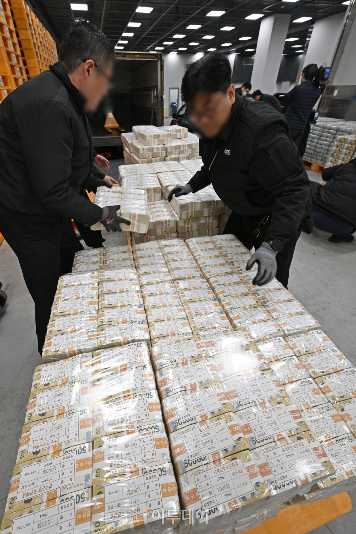 ▲설날을 보름 앞둔 14일 서울 중구 한국은행 본점에서 현금 운송업체 관계자들이 시중은행에 공급될 설 자금 방출 작업을 하고 있다. 사진공동취재단