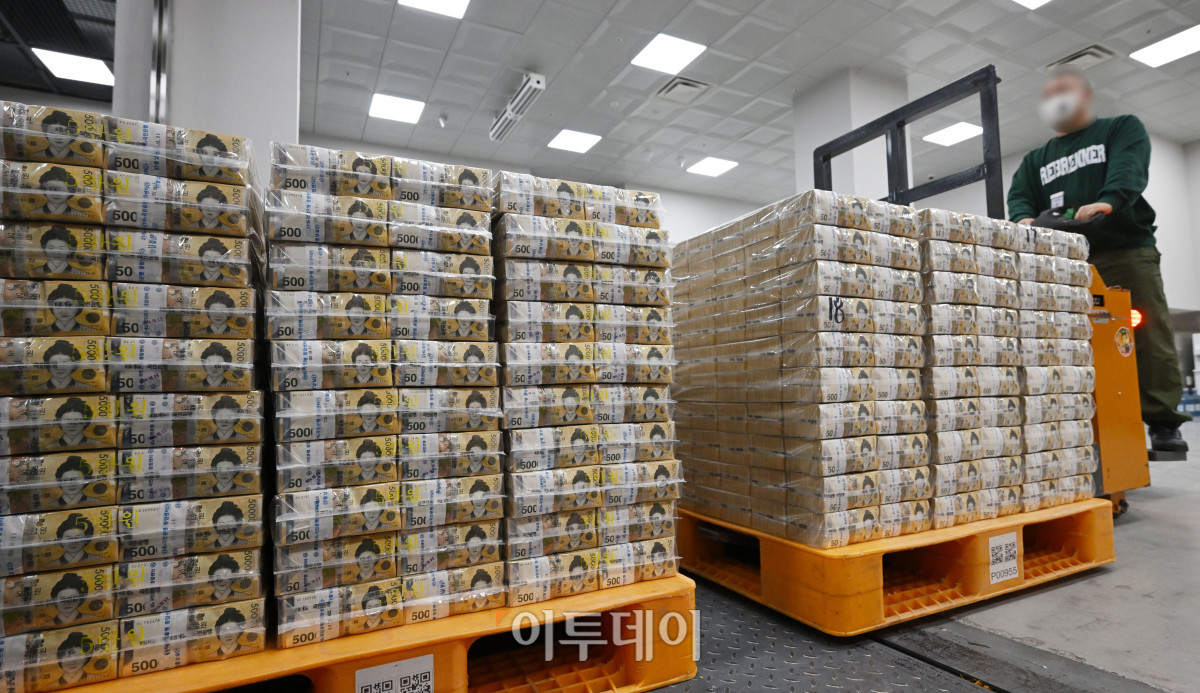 ▲설날을 보름 앞둔 14일 서울 중구 한국은행 본점에서 현금 운송업체 관계자들이 시중은행에 공급될 설 자금 방출 작업을 하고 있다. 사진공동취재단