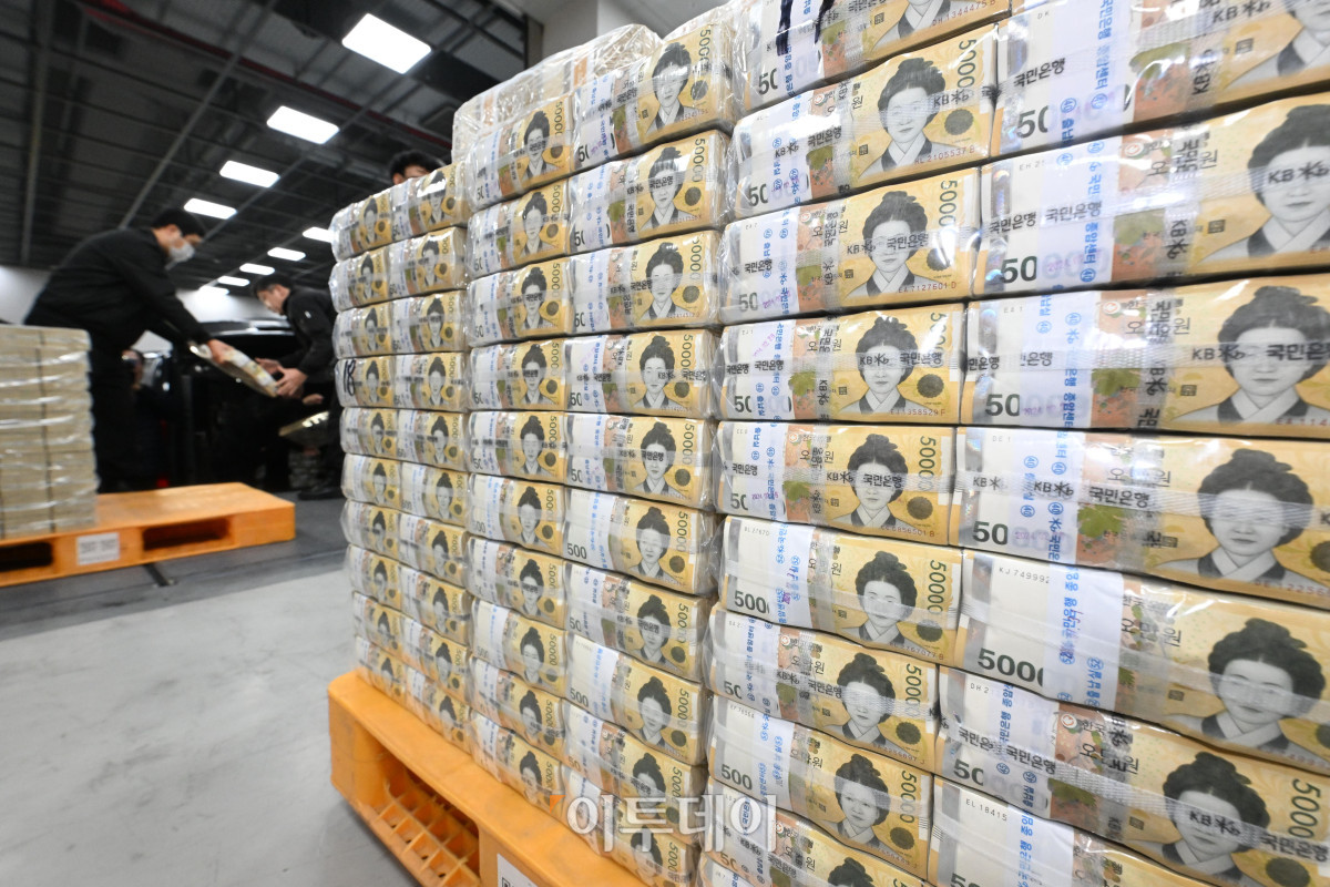 ▲설날을 보름 앞둔 14일 서울 중구 한국은행 본점에서 현금 운송업체 관계자들이 시중은행에 공급될 설 자금 방출 작업을 하고 있다. 사진공동취재단