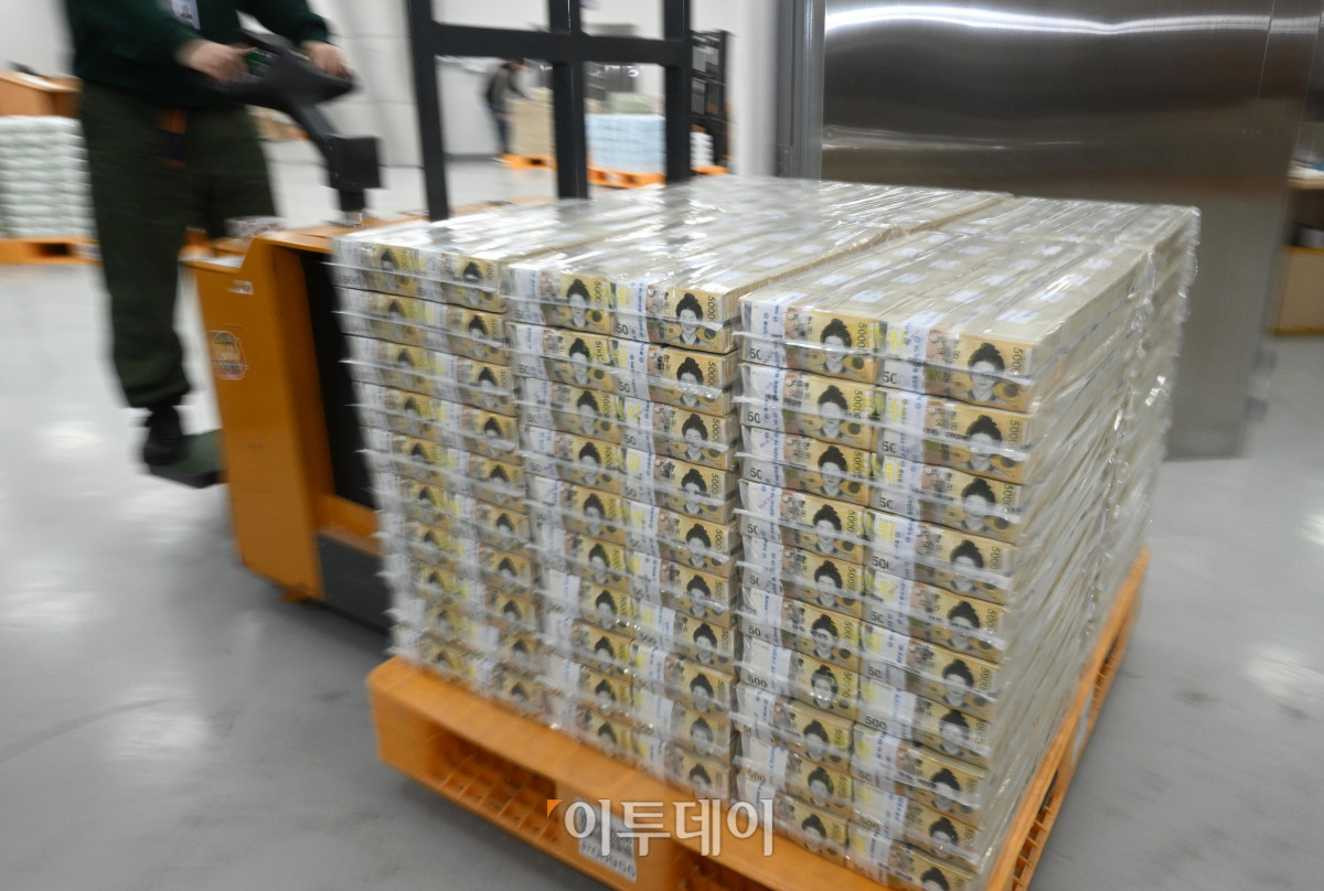 ▲설날을 보름 앞둔 14일 서울 중구 한국은행 본점에서 현금 운송업체 관계자들이 시중은행에 공급될 설 자금 방출 작업을 하고 있다. 사진공동취재단