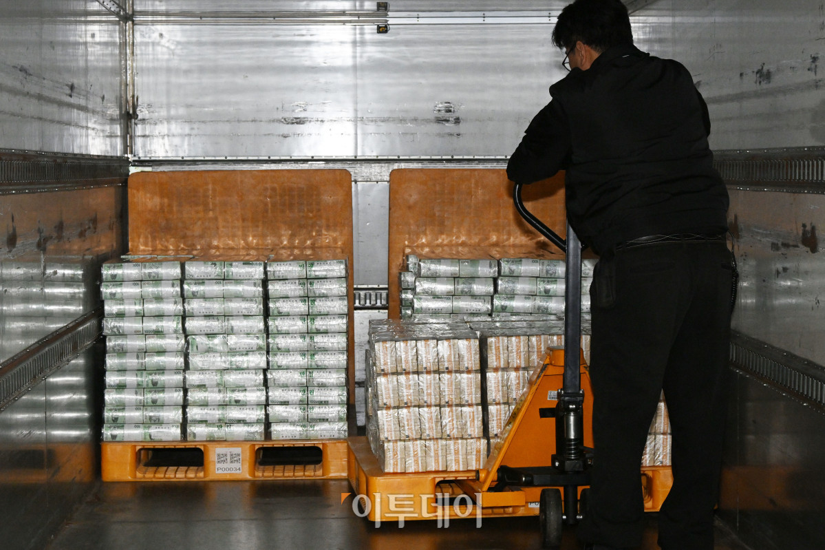▲설날을 보름 앞둔 14일 서울 중구 한국은행 본점에서 현금 운송업체 관계자들이 시중은행에 공급될 설 자금 방출 작업을 하고 있다. 사진공동취재단