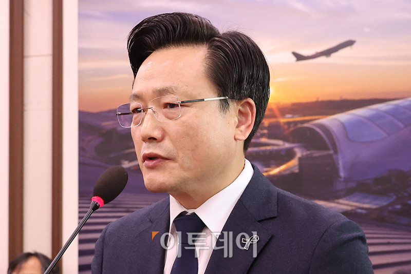 ▲김이배 제주항공 대표가 14일 서울 여의도 국회에서 열린 국토교통위원회 전체회의 제주항공 여객기 참사 관련 첫 현안질의에서 의원 질의에 답변하고 있다. 고이란 기자 photoeran@