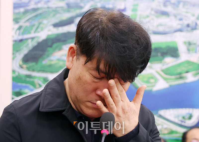 ▲박한신 유가족 대표가 14일 서울 여의도 국회에서 열린 국토교통위원회 전체회의 제주항공 여객기 참사 관련 첫 현안질의에서 의원 질의에 답변 중 눈물을 닦고 있다. 고이란 기자 photoeran@