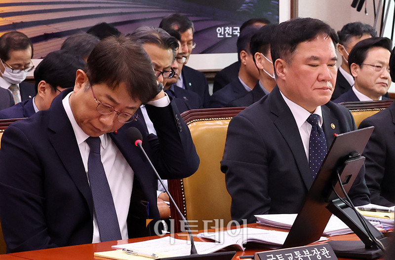 ▲박상우(왼쪽) 국토교통부 장관과 백원국 2차관이 14일 서울 여의도 국회에서 열린 국토교통위원회 전체회의 제주항공 여객기 참사 관련 첫 현안질의에 참석하고 있다. 고이란 기자 photoeran@