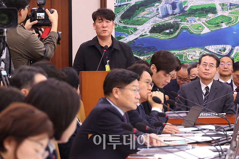 ▲박한신 유가족 대표가 14일 서울 여의도 국회에서 열린 국토교통위원회 전체회의 제주항공 여객기 참사 관련 첫 현안질의에서 의원 질의에 답변하고 있다. 고이란 기자 photoeran@