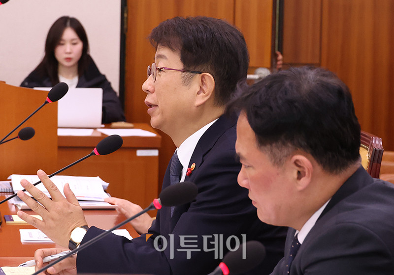 ▲박상우 국토교통부 장관이 14일 서울 여의도 국회에서 열린 국토교통위원회 전체회의 제주항공 여객기 참사 관련 첫 현안질의에서 의원 질의에 답변하고 있다. 고이란 기자 photoeran@