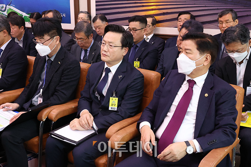 ▲김이배(앞줄 가운데) 제주항공 대표가 14일 서울 여의도 국회에서 열린 국토교통위원회 전체회의 제주항공 여객기 참사 관련 첫 현안질의에 참석하고 있다. 고이란 기자 photoeran@