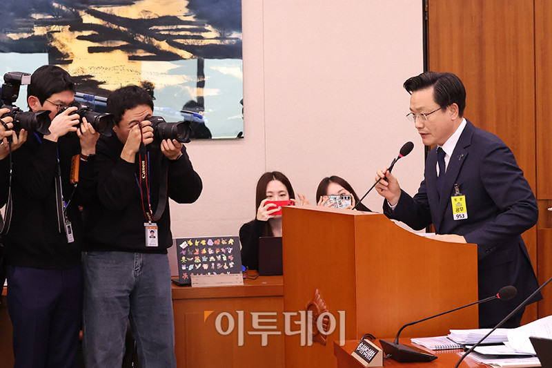 ▲김이배 제주항공 대표가 14일 서울 여의도 국회에서 열린 국토교통위원회 전체회의 제주항공 여객기 참사 관련 첫 현안질의에서 의원 질의에 답변하고 있다. 고이란 기자 photoeran@