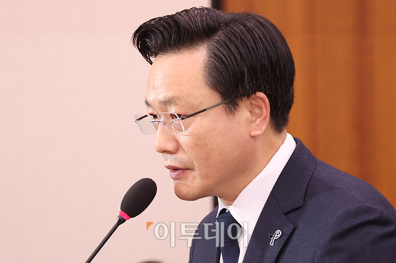 ▲김이배 제주항공 대표가 14일 서울 여의도 국회에서 열린 국토교통위원회 전체회의 제주항공 여객기 참사 관련 첫 현안질의에서 의원 질의에 답변하고 있다. 고이란 기자 photoeran@