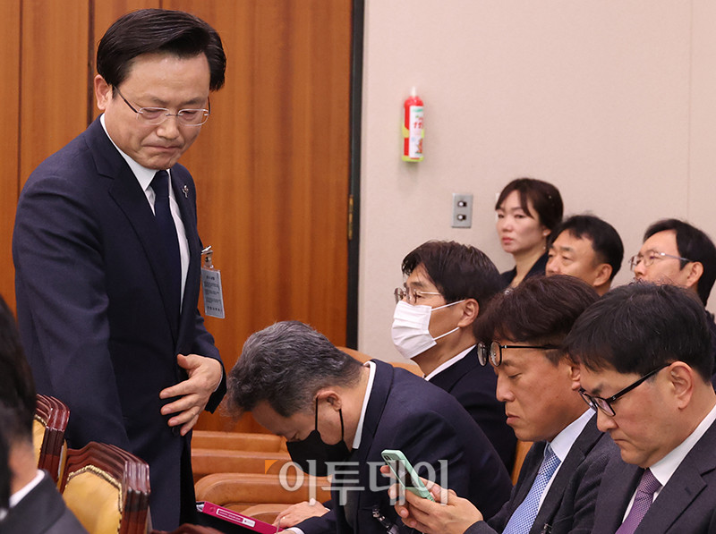 ▲김이배 제주항공 대표가 14일 서울 여의도 국회에서 열린 국토교통위원회 전체회의 제주항공 여객기 참사 관련 첫 현안질의에서 답변을 마치고 자리로 향하고 있다. 고이란 기자 photoeran@