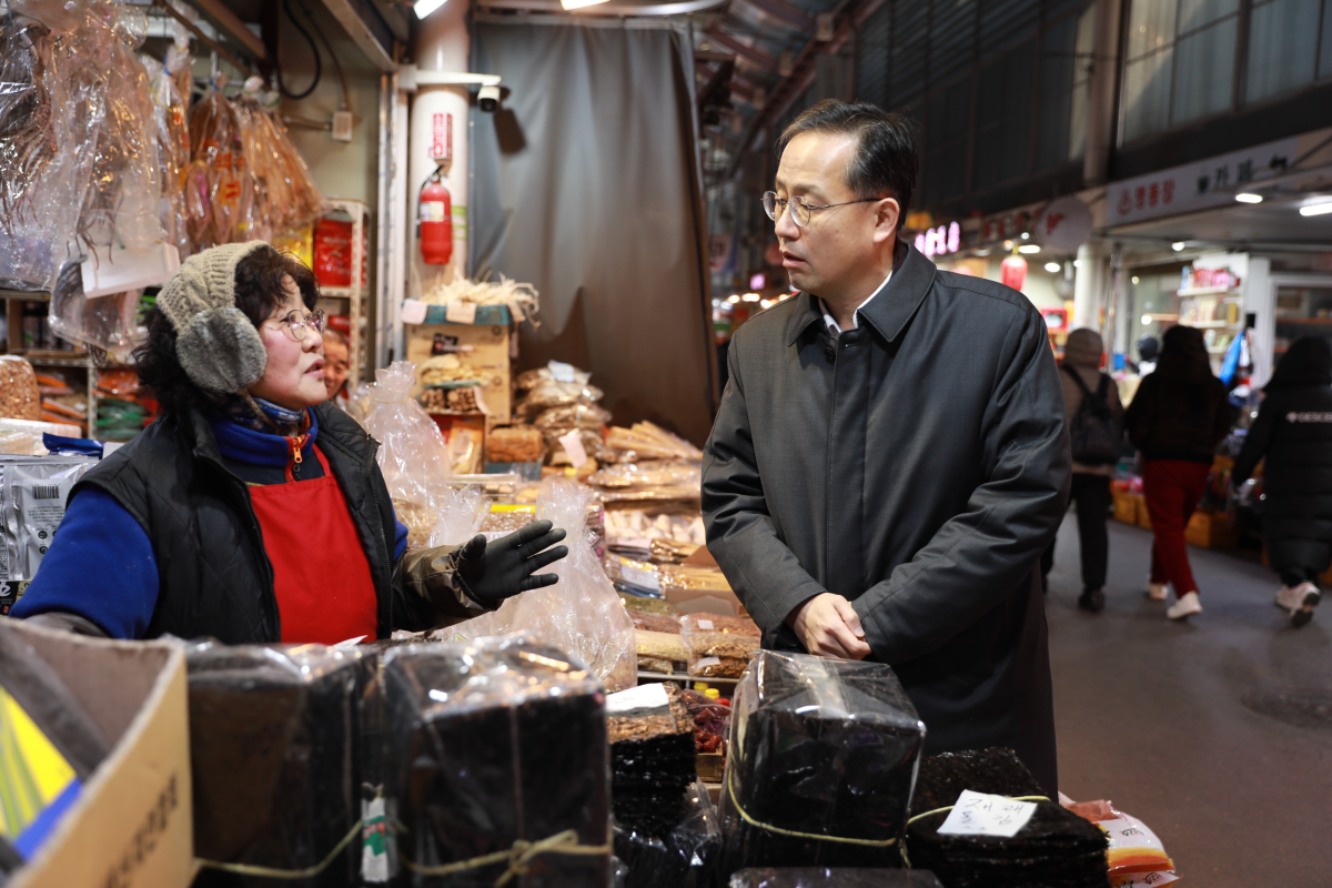 ▲이형일 통계청장(오른쪽)이 9일 서울 남구로시장을 찾아 상인과 대화하고 있다.