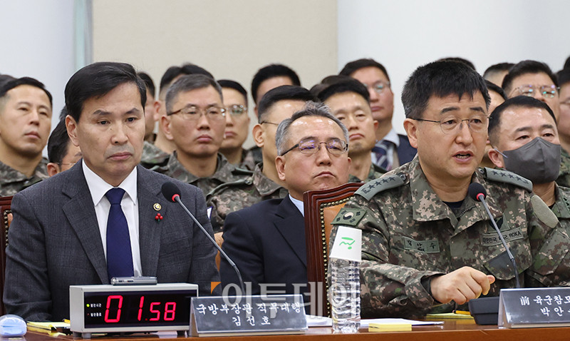 ▲12.3 비상계엄 당시 계엄사령관을 맡았던 박안수 전 육군참모총장이 14일 서울 여의도 국회에서 열린 윤석열 정부의 비상계엄 선포를 통한 내란 혐의 진상규명 국정조사 특별위원회 전체회의에서 의원 질의에 답하고 있다. 오른쪽은 김선호 국방부 장관 직무대행. 고이란 기자 photoeran@