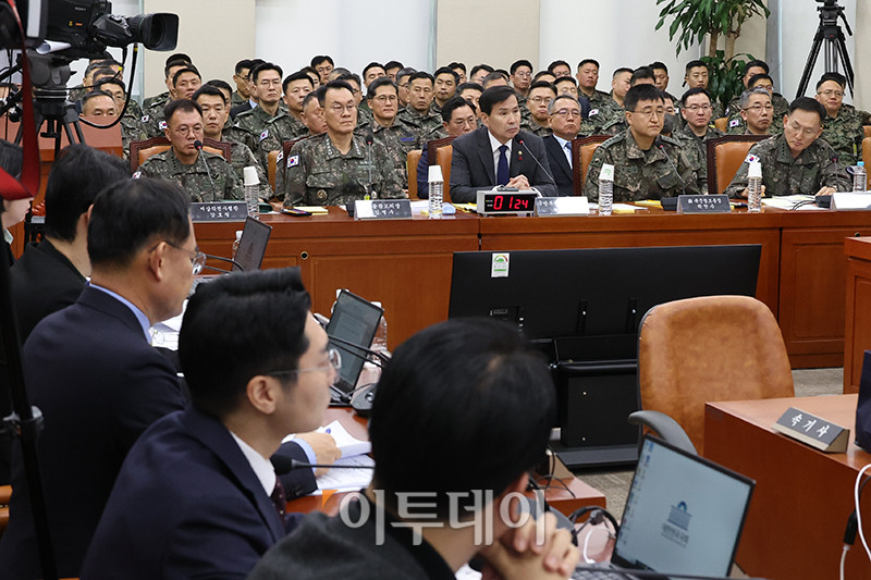 ▲김선호 국방부 장관 직무대행이 14일 서울 여의도 국회에서 열린 윤석열 정부의 비상계엄 선포를 통한 내란 혐의 진상규명 국정조사 특별위원회 전체회의에서 의원 질의를 경청하고 있다. 고이란 기자 photoeran@