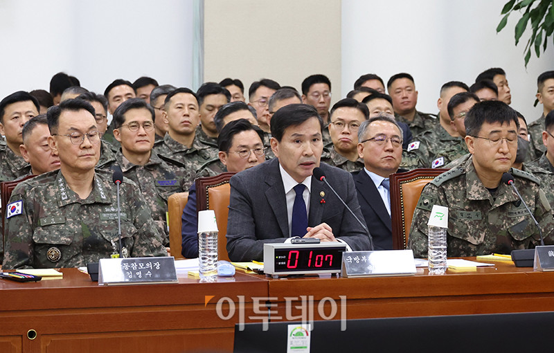 ▲김선호 국방부 장관 직무대행이 14일 서울 여의도 국회에서 열린 윤석열 정부의 비상계엄 선포를 통한 내란 혐의 진상규명 국정조사 특별위원회 전체회의에서 의원 질의를 경청하고 있다. 왼쪽부터 김명수 함동참모의장, 김 직무대행, 박안수 전 육군참모총장. 고이란 기자 photoeran@